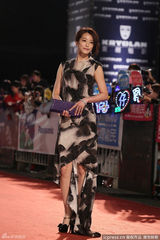 组图：赖雅妍印花礼服亮相台湾金钟奖红毯