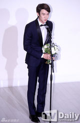 组图：河正宇刘延锡等获2013最闪耀之星奖