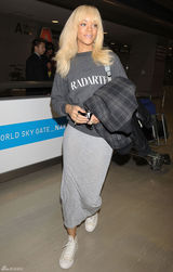 高清组图：蕾哈娜现身日本机场 灰衫搭配长裙