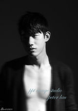 组图：吴建飞熟男写真散发健硕魅力