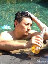 组图：吴奇隆晒海岛写真 裸上身性感诱惑