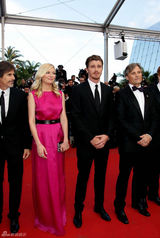 组图：邓斯特戛纳走秀紫红裙装简约亲切