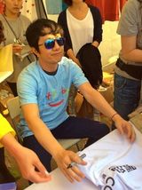 组图：李亚鹏丽江酒吧唱歌 抽烟心情放松