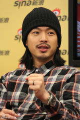组图：李威轻熟男打扮亮相 做客畅聊首部微电影