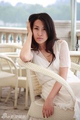 组图：王雅捷露迷人乳沟 眼神挑逗显性感