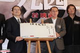 组图：冯小刚徐帆携《一九四二》香港首映