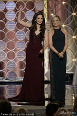 组图：金球奖现场 主持人蒂娜菲向艾米波勒道贺