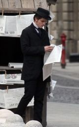 幻灯图集：《漂亮朋友》伦敦热拍 帕丁森绅士打扮