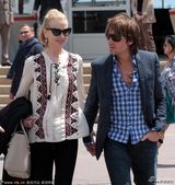 组图：妮可做评委老公探班 二人牵手甜蜜恩爱