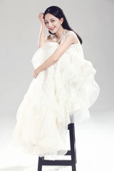 组图：李倩披婚纱拍写真 笑颜如花宛若天使