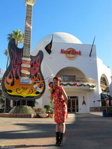 高清：江映蓉着鲜红色旗袍秀中国风 带小浪游美国