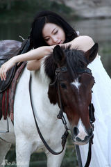 组图：陶红最新户外写真曝光 策马而行气质不凡