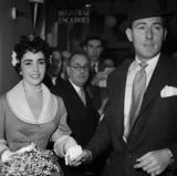 组图：伊丽莎白-泰勒生前绝版照 18岁浪漫婚礼