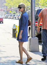 组图：泰勒-斯威夫特街拍波点连衣裙清新