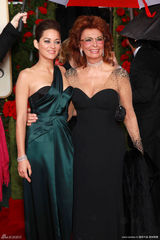 高清组图：玛丽昂-歌迪亚与索菲娅-罗兰亲热拥抱