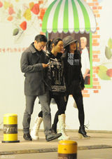 组图：秦岚会友心情佳 陆川低落回京未见女方