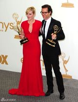 组图：艾美奖后台 温丝莱特被皮尔斯狂亲揩油