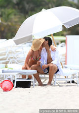 组图：球星法尔考海中爱抚娇妻 舔肚脐极度高调