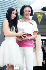 高清图：马来西亚艺人童冰玉百万“嫁”星梦娱乐