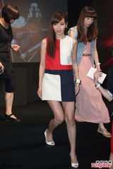 组图：侯佩岑撞色裙装亮相 优雅十足秀长腿