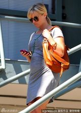 组图：威瑟斯彭身怀六甲显孕味 墨镜出街气场十足