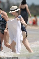 组图：安妮-海瑟薇比基尼度假 防走光水中更衣