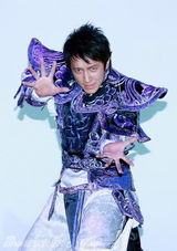 幻灯图集：韩庚帅气代言 潇洒白西装秀舞姿