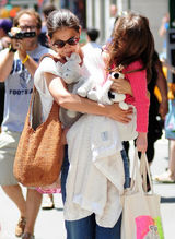 组图：凯蒂爱女慈母情怀 小苏瑞情绪低落避镜头