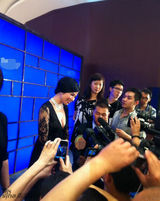 组图：钟楚红内地做代言 深V镂空蕾丝黑裙显优雅