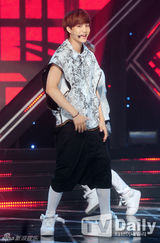 组图：SJ-M成员Henry热唱 EXO秀劲爆狼舞