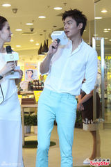 组图：韩星李敏镐上演神速变装 秀中文获赞许