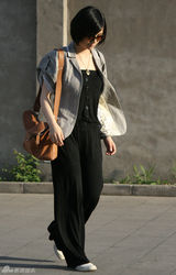 组图：刘孜产后母亲节复出 薄施脂粉露姣好身材