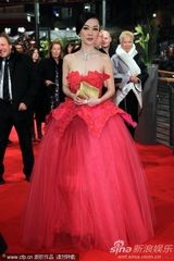组图：霍思燕红裙现身电影节红毯 不惧严寒秀美背