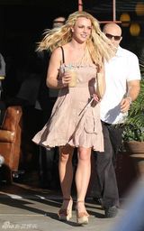 组图：布兰妮短裙享受秋日时光 见狗仔忙用食物挡脸