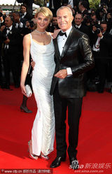 幻灯图：超模莎拉银鞋闪耀 和设计师让-克劳德亮相