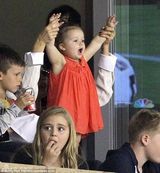 组图：贝嫂为女儿梳“冲天娇” 小七龇牙咧嘴