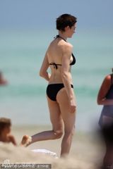 组图：安妮-海瑟薇比基尼度假 防走光水中更衣