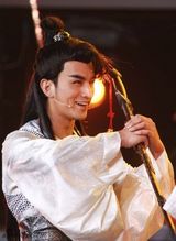 组图：张晓晨李晟穿越秋晚 演绎武侠版“晨晟恋”