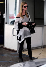 高清组图：妮基-希尔顿街拍 宽松毛衣搭配皮裤