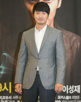 高清图：崔始源宣传新剧《波塞冬》 牵手女星李诗英