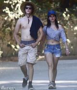 组图：拉娜德雷帅气街拍 露脐装热裤秀美腿