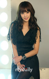 组图：韩女星徐孝明拍个人写真 大卷发俏皮可爱