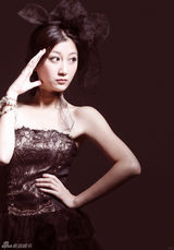 组图：时尚新宠儿方然受邀拍魅惑质感写真