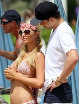 组图：希尔顿海滩晒比基尼 与小男友秀恩爱