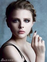 组图：童星科洛莫瑞兹拍写真 复古浓艳PK小清新