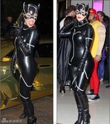 组图：卡戴珊与坎耶万圣节变猫女和蝙蝠侠