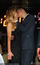 组图：帕丽斯-希尔顿与男友当众热吻秀恩爱