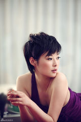 组图：袁莉写真笑容娇俏可人 性感体态塑时尚丽人