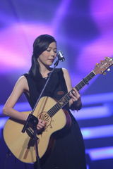 高清图集：新浪网络盛典 张悬深情演唱笑容满面