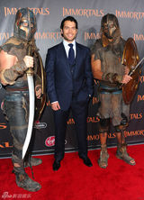 组图：《惊天战神》首映女星比美 米基洛克笑搂超模